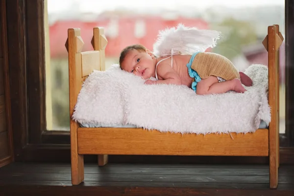 Lindo pequeño cupido con alas — Foto de Stock