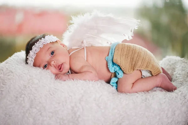 Pequeno cupido bonito com asas — Fotografia de Stock