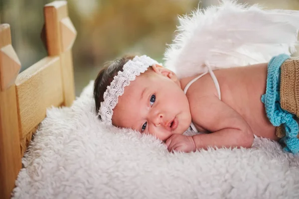 Lindo pequeño cupido con alas — Foto de Stock