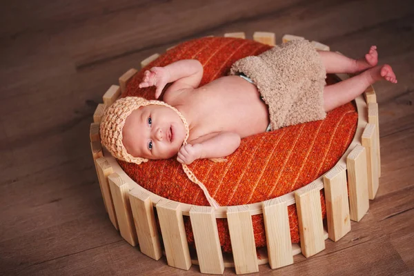 Bebê recém-nascido bonito na cesta — Fotografia de Stock