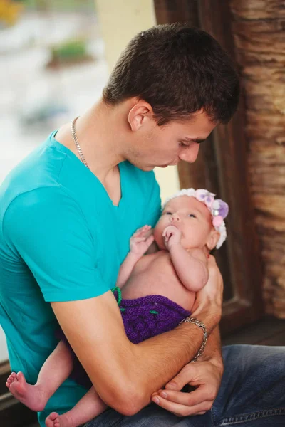 Père avec bébé nouveau-né dans les mains — Photo