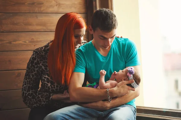 Yeni doğan bebekleri ile mutlu anne