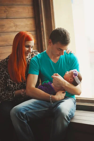 Yeni doğan bebekleri ile mutlu anne