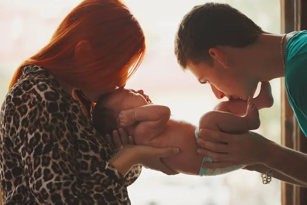 Yeni doğan bebekleri ile mutlu anne