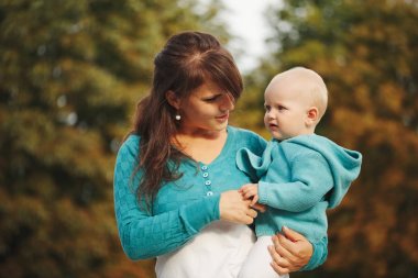 sevimli küçük kızı annesiyle