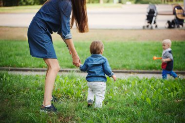 Holding oğlu el ile anne