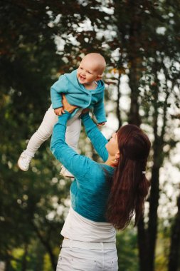 Bebeğiyle mutlu bir anne