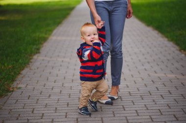 Holding oğlu el ile anne