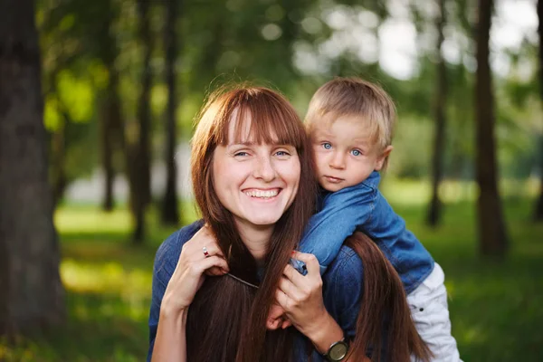 Mère heureuse avec son bébé — Photo