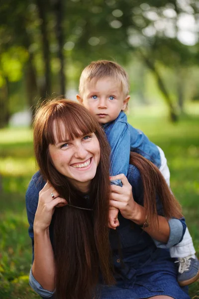 Glückliche Mutter mit ihrem Baby — Stockfoto