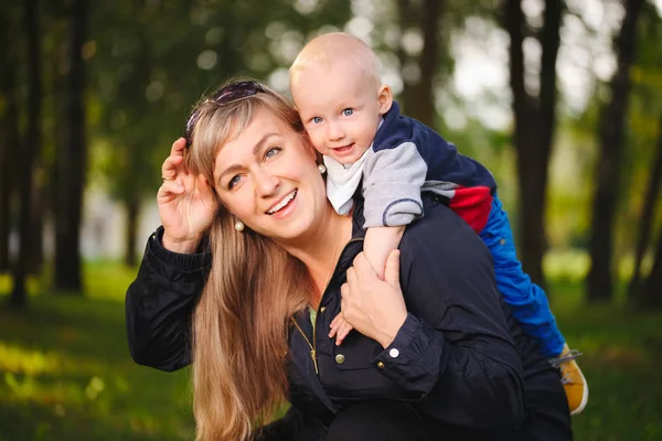 Glückliche Mutter mit ihrem Baby — Stockfoto