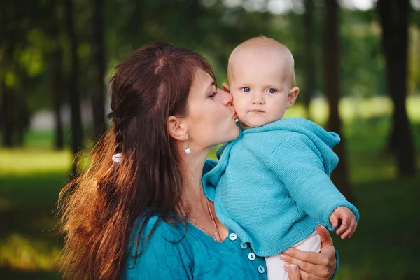 Mère heureuse avec son bébé — Photo