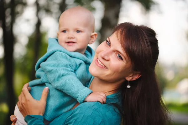 幸せな母親と彼女の赤ちゃん — ストック写真