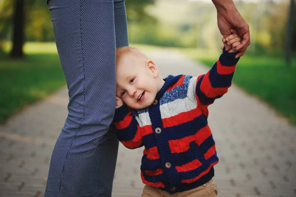 Madre sosteniendo hijo a mano —  Fotos de Stock