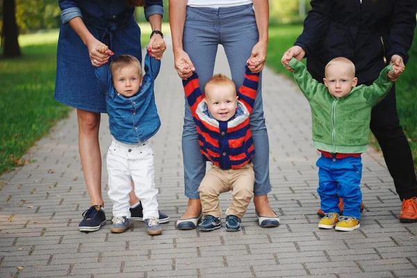 Μητέρες κατέχουν γιους με το χέρι — Φωτογραφία Αρχείου