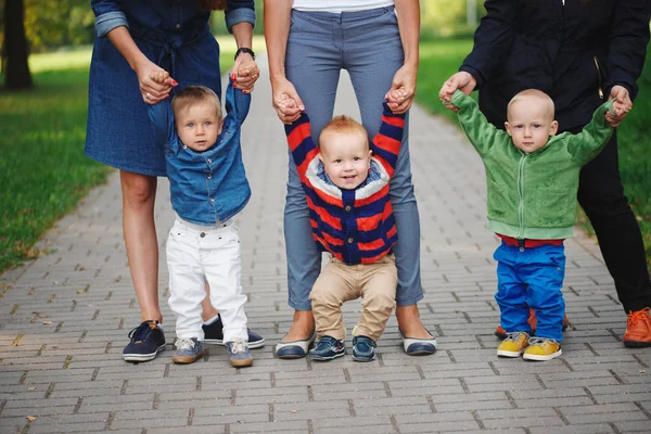 Mães segurando filhos à mão — Fotografia de Stock