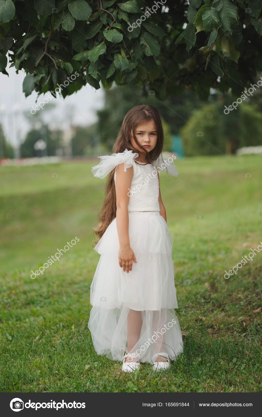 Belle fille en robe blanche — Photographie ababaka ...