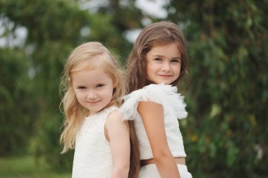 Beyaz elbiseli güzel kız.