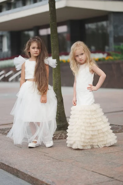 Schöne Mädchen im weißen Kleid — Stockfoto