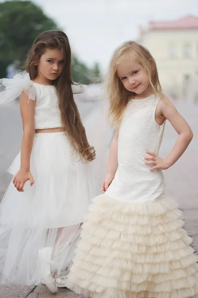 Красивая девушка в белом платье — стоковое фото