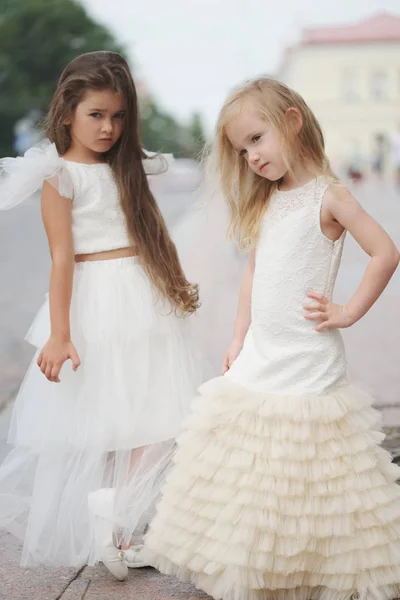 Красивая девушка в белом платье — стоковое фото