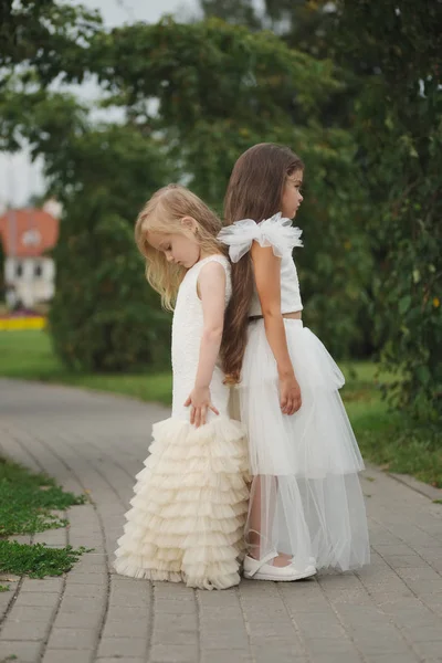 Schöne Mädchen im weißen Kleid — Stockfoto