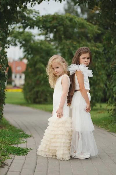 Menina bonita em vestido branco — Fotografia de Stock