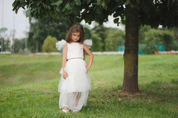 Bella ragazza in abito bianco — Foto Stock