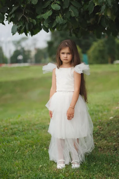 Belle fille en robe blanche — Photo