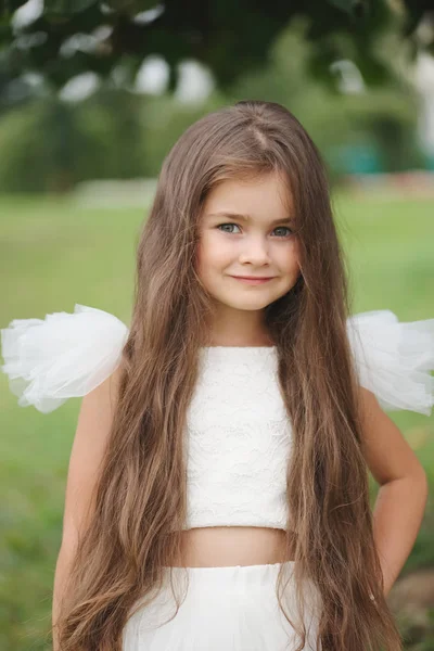 Menina bonita em vestido branco — Fotografia de Stock