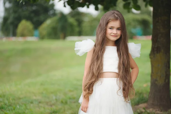 Mooi meisje in witte jurk — Stockfoto