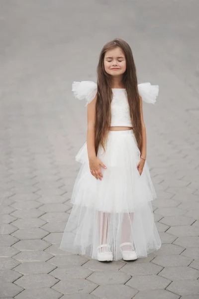 Menina bonita em vestido branco — Fotografia de Stock