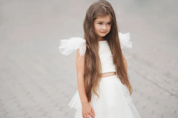 흰옷을 입은 아름다운 소녀 — 스톡 사진