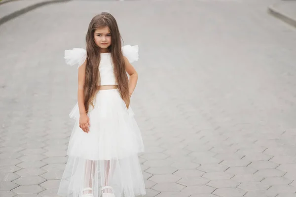 Mooi meisje in witte jurk — Stockfoto