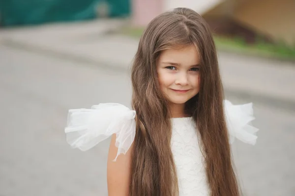 Menina bonita em vestido branco — Fotografia de Stock