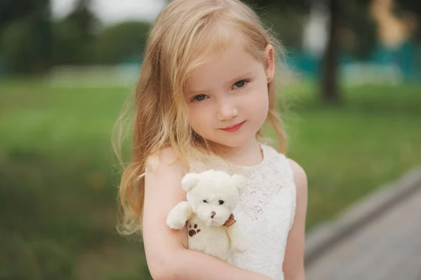 Gyönyörű lány fehér ruhában. — Stock Fotó