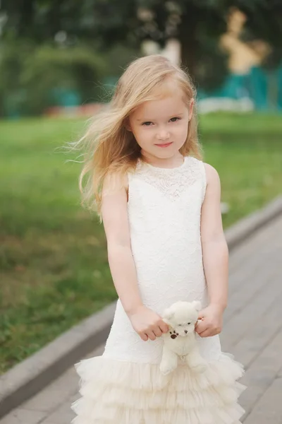 Schöne Mädchen im weißen Kleid — Stockfoto