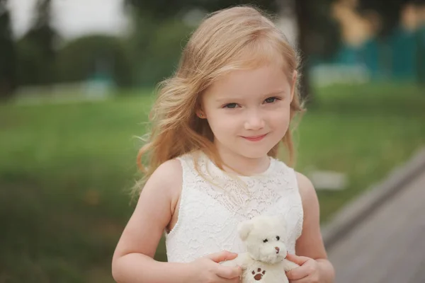 Menina bonita em vestido branco — Fotografia de Stock