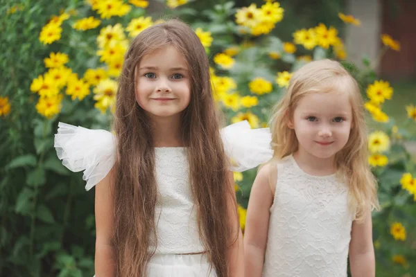 Menina bonita em vestido branco — Fotografia de Stock