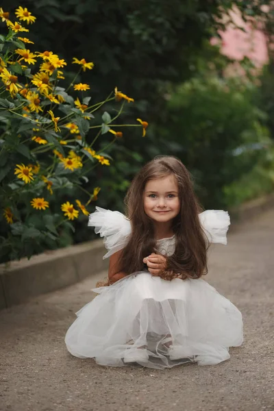 Menina bonita em vestido branco — Fotografia de Stock