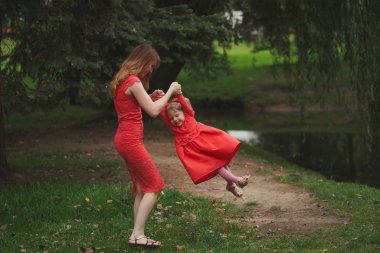 mutlu anne ile kızı kırmızı elbiseler