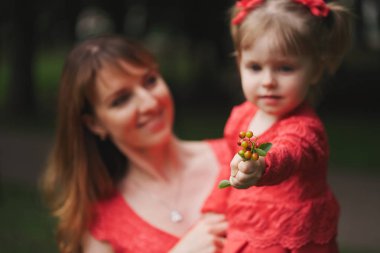 Bilinmeyen çilek kız görünüyor