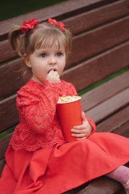 patlamış mısır Park fincan ile küçük kız