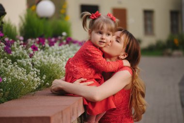 Anne ile kızı Park kırmızı elbiseler