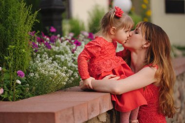 Anne ile kızı Park kırmızı elbiseler