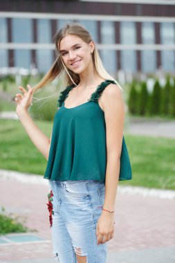 güzel yound kadın açık havada portresi