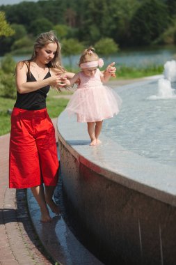 Çeşme adlı kızı ile genç anne