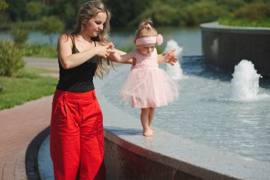 Çeşme adlı kızı ile genç anne