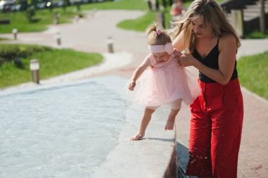 Çeşme adlı kızı ile genç anne