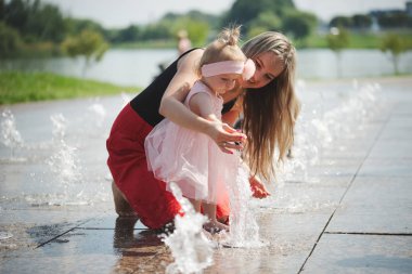 Çeşme adlı kızı ile genç anne